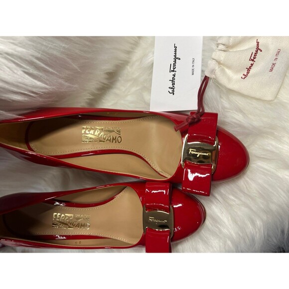 Salvatore Ferragamo Osimo Vara red patent leather with bow and gold hardware. 6C - Picture 2 of 8